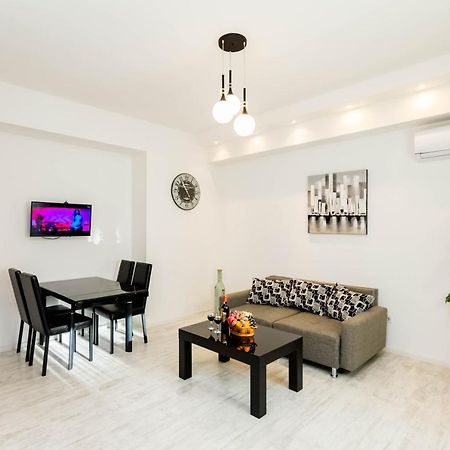 Lovely 2 Bedroom Flat Tbilisi Bagian luar foto