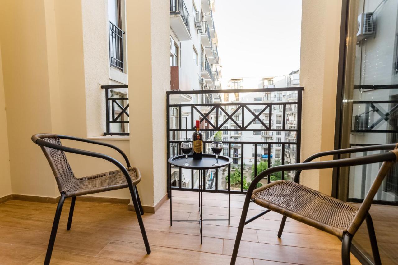 Lovely 2 Bedroom Flat Tbilisi Bagian luar foto