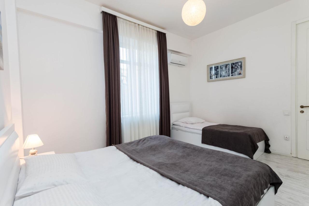 Lovely 2 Bedroom Flat Tbilisi Bagian luar foto