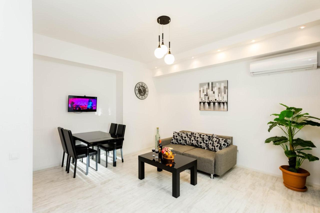 Lovely 2 Bedroom Flat Tbilisi Bagian luar foto