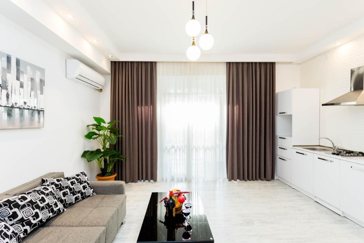 Lovely 2 Bedroom Flat Tbilisi Bagian luar foto