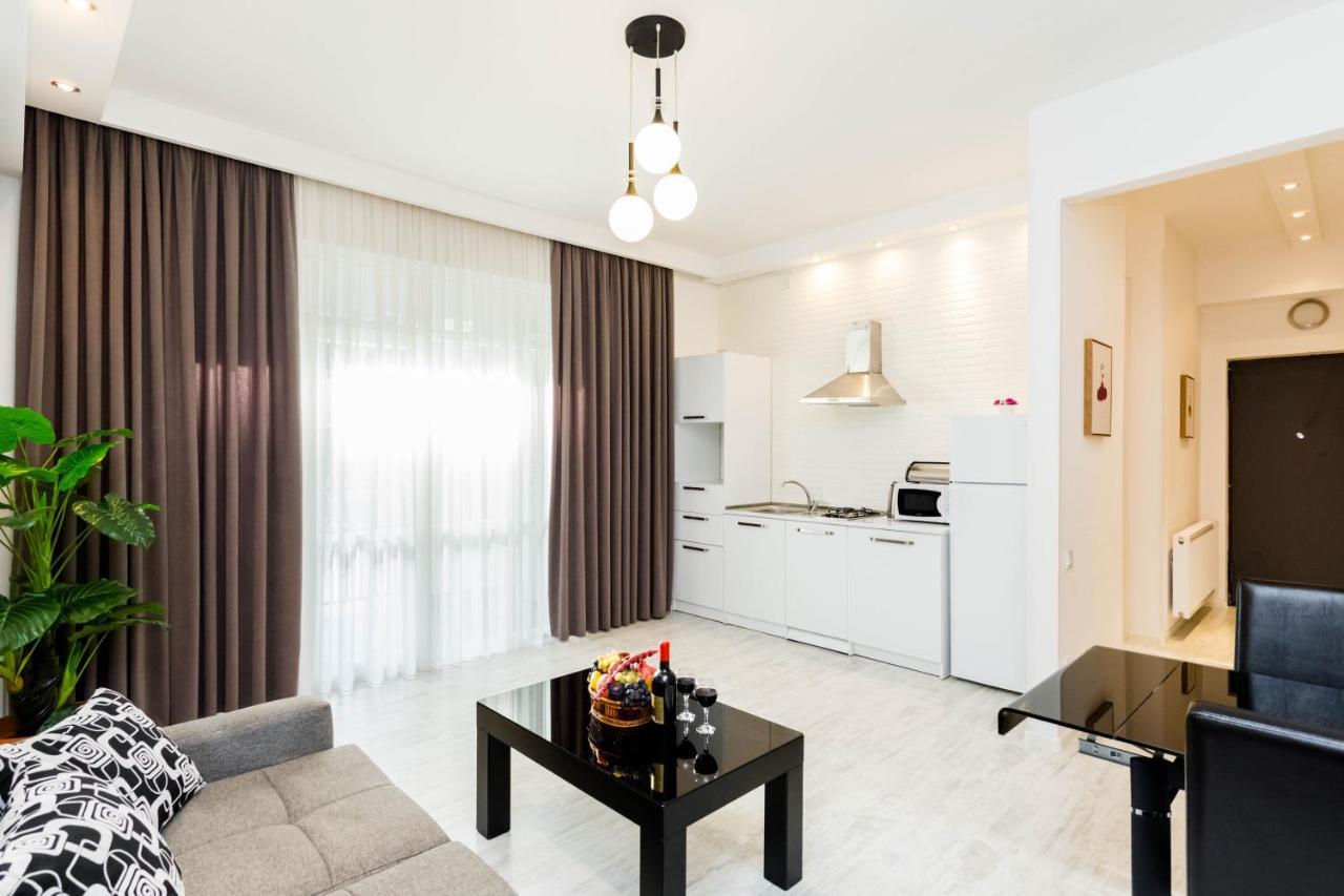 Lovely 2 Bedroom Flat Tbilisi Bagian luar foto
