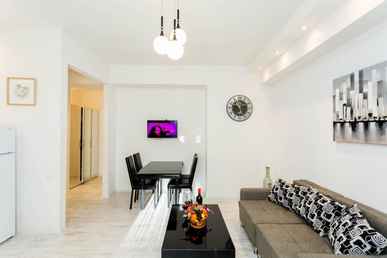 Lovely 2 Bedroom Flat Tbilisi Bagian luar foto
