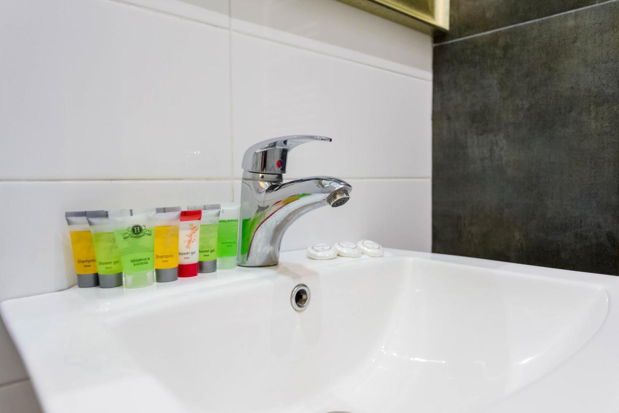 Lovely 2 Bedroom Flat Tbilisi Bagian luar foto