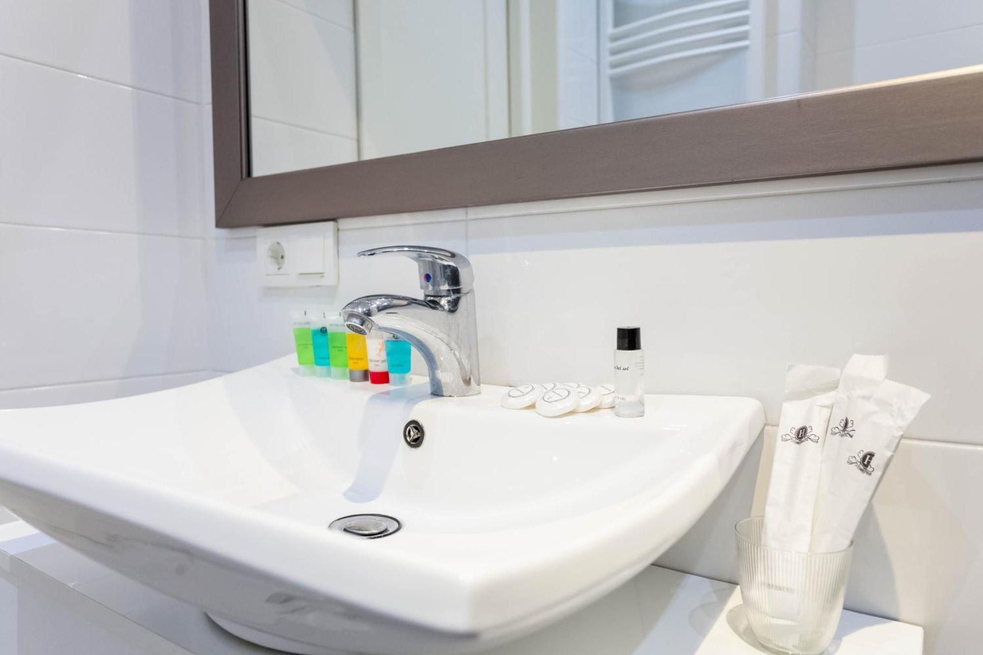 Lovely 2 Bedroom Flat Tbilisi Bagian luar foto